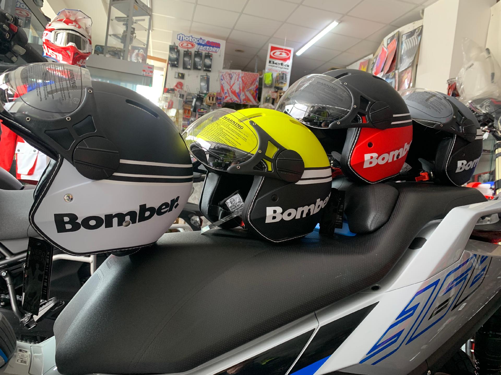 Nuovi caschi BOMBER