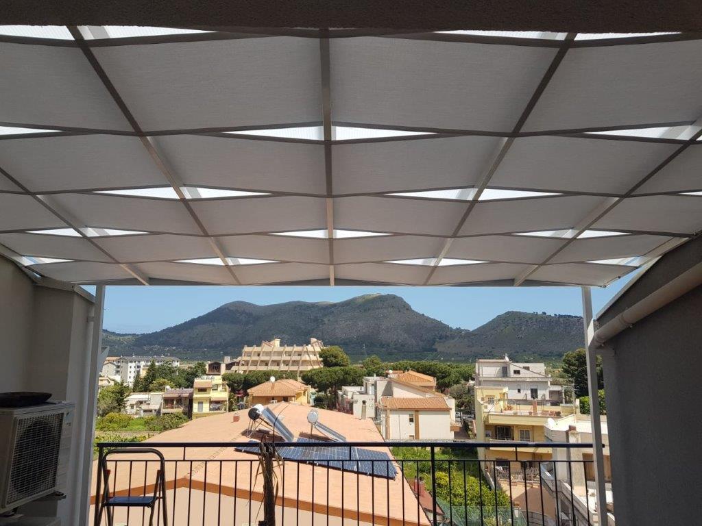 Pergola in alluminio e policarbonato con copertura vele ombreggianti