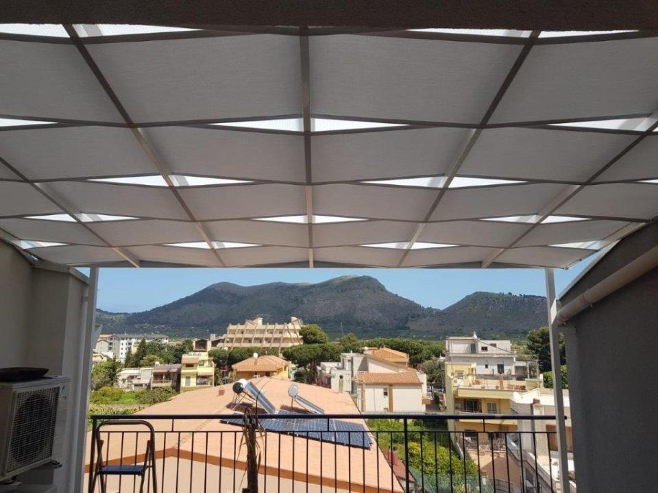 Pergola in alluminio e policarbonato con copertura vele ombreggianti