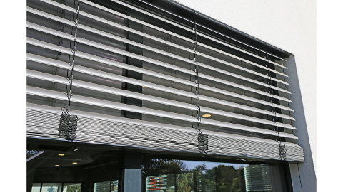 Tenda Veneziana in alluminio con lamelle orientabili per esterno