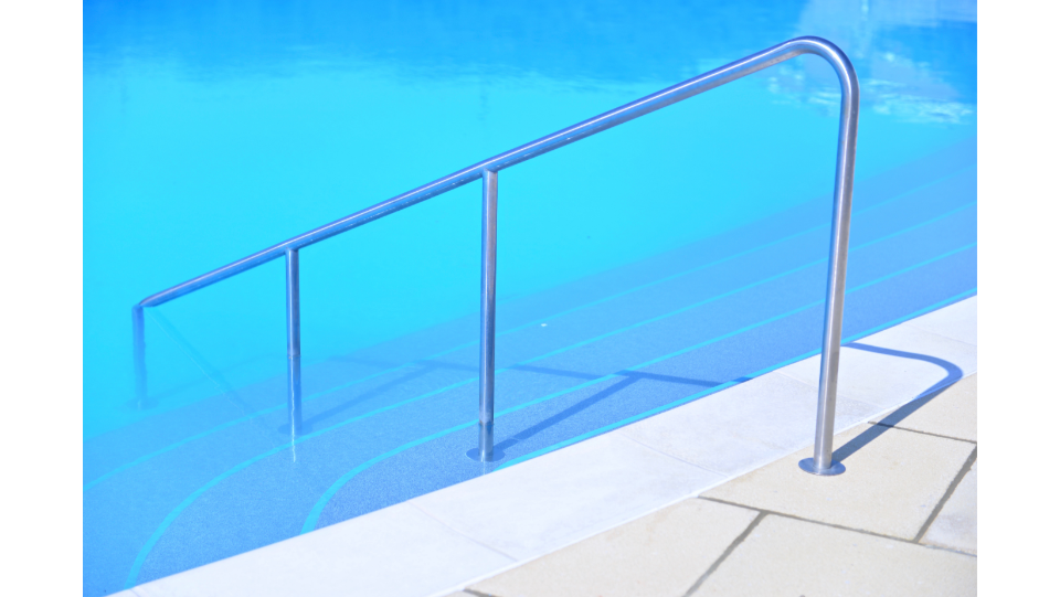 Realizzazione corrimano su misura per piscina