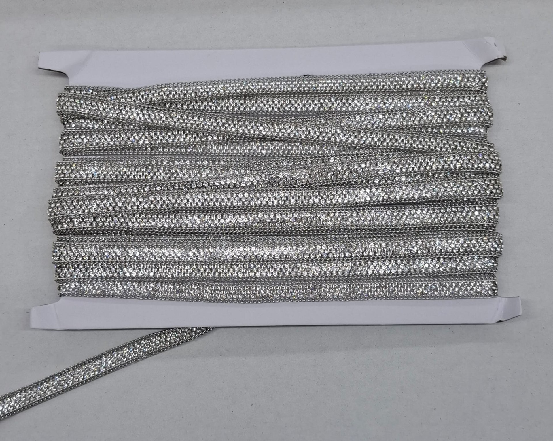 PASSAMANERIA STRASS CON CATENA Daddario Passamaneria strass termoadesiva