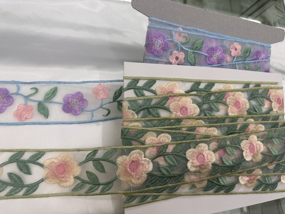 Passamaneria in organza con fiori ricamati Daddario Passamaneria