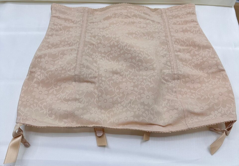 GUAINA AP. DAVANTI CON STECCHE E REGGICALZE (STRINGIVITA) Fratelli elli guaina