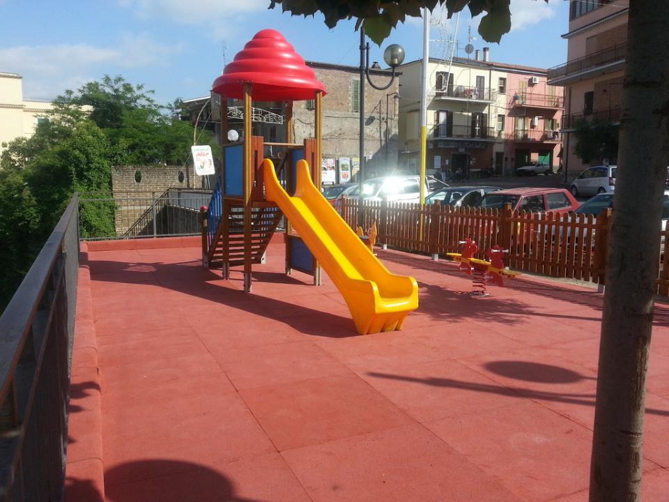 Pavimentazione in Gomma antitrauma Parchi Gioco