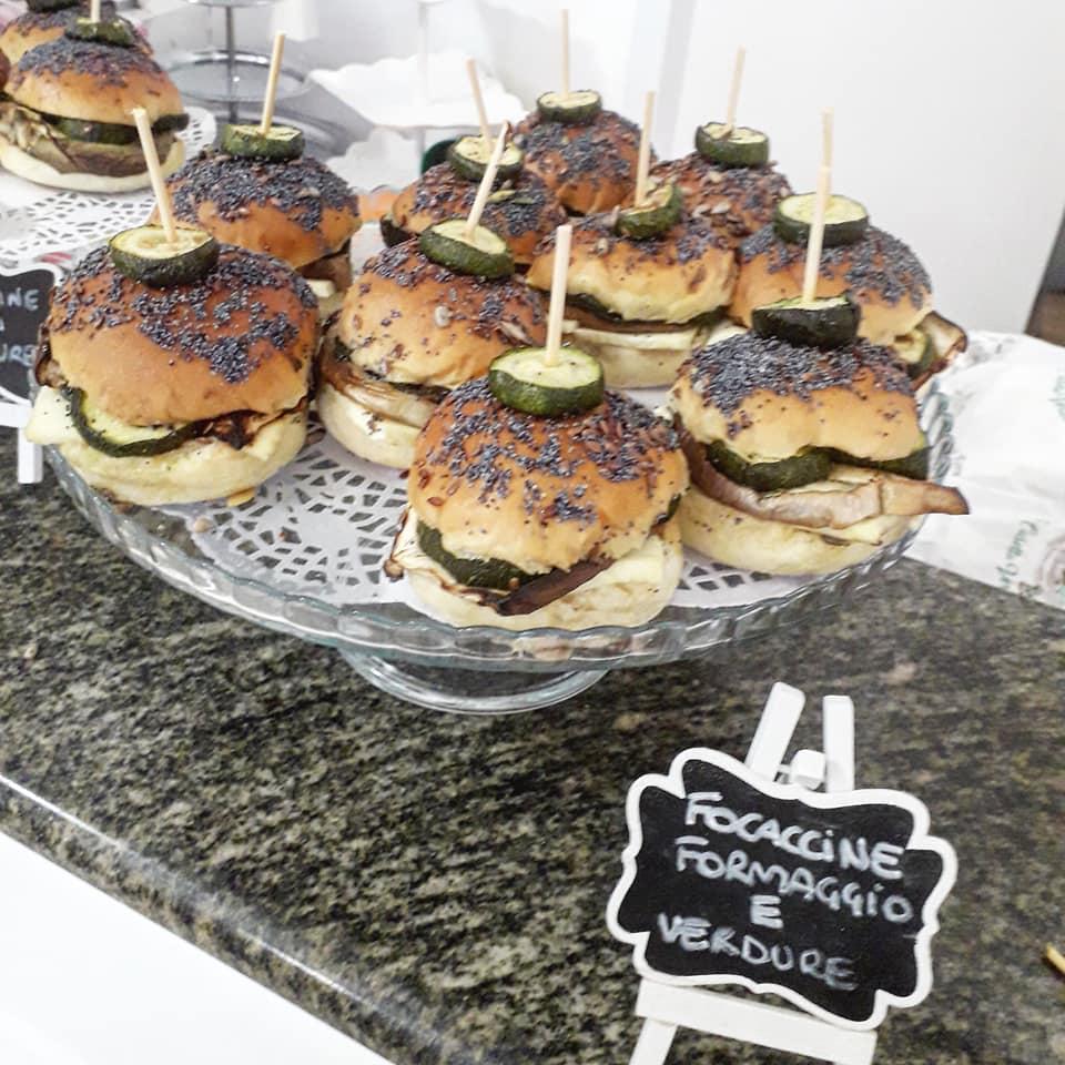 Focaccine capricciose con verdure di stagione e scamorza affumicata