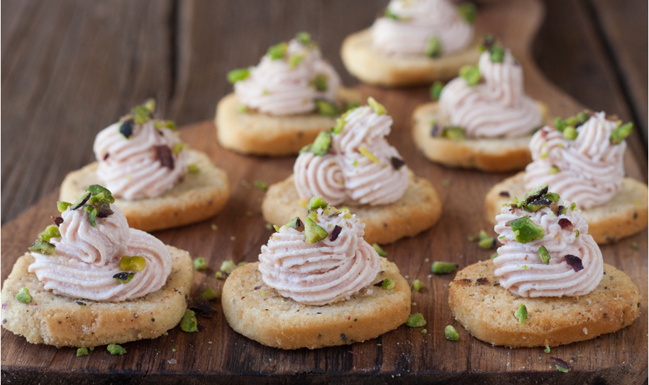 CROSTINI DI PANE CON MOUSSE DI MORTADELLA E PISTACCHI