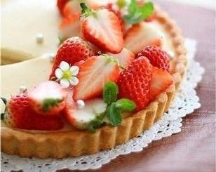 Porzione da 300 gr. .ca Crostata con panna cotta e frutta fresca di stagione La Casetta Verde