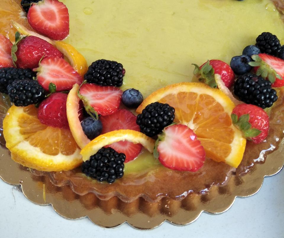 Crostata intera con crema pasticcera e frutta fresca di stagione La Casetta Verde peso torta 1200 gr. .ca