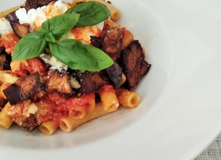 Pasta alla norma con melanzane fritte La casetta verde con ingredienti bio e a km 0