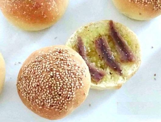 Moffolettona completa del 2 Novembre La Casetta Verde condita con olio evo, acciughe,ricotta, origano, formaggio grattugiato e pepe BIO