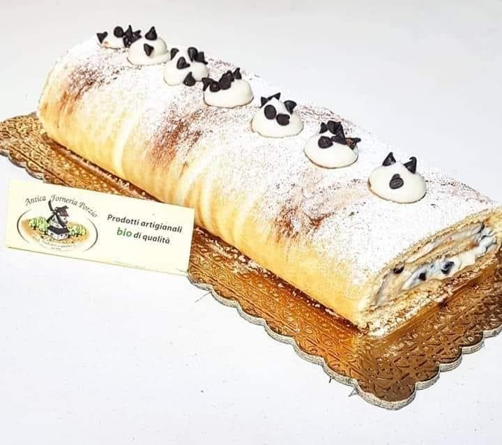 Tronchetto di pasta biscuit con Ricotta Biologica La Casetta Verde arricchito da gocce di cioccolato fondente bio (prezzo al Kg)