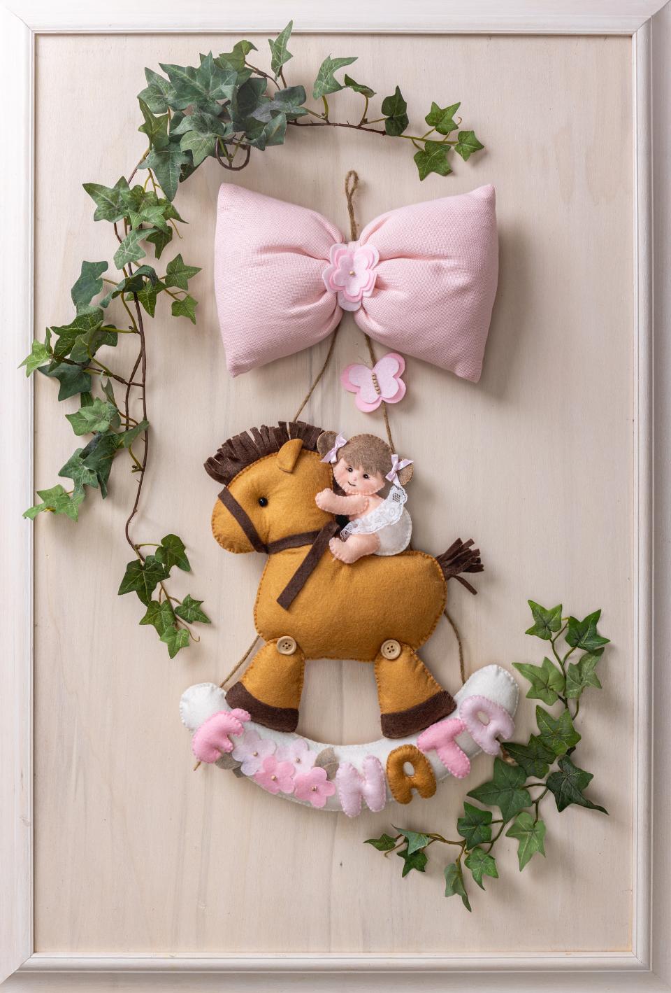 Fiocco nascita in pannolenci e tessuto Cavallo con Bimbo/a Gentile Baby Couture 02