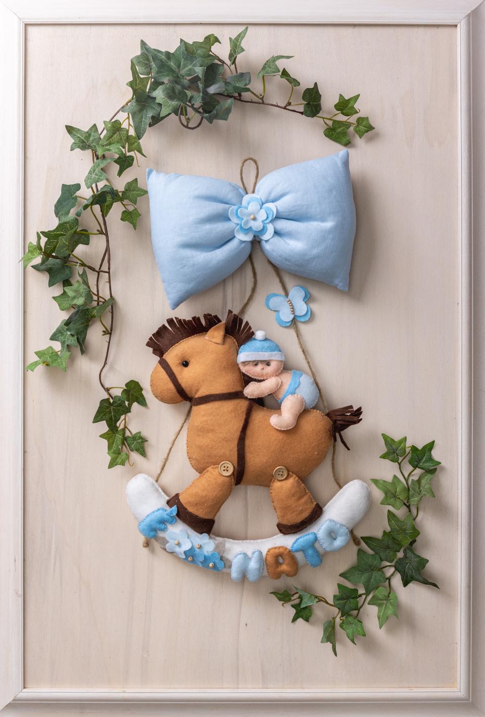 Fiocco nascita in pannolenci e tessuto Cavallo con Bimbo/a Gentile Baby Couture 02