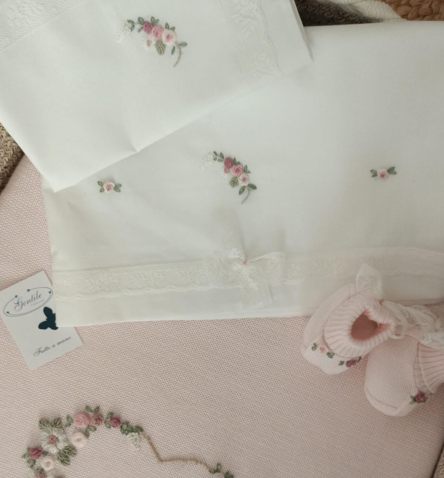 Lenzuolino per carrozzina 3 pezzi Primavera ricamato a mano Gentile Baby Couture Modello unico realizzato a mano