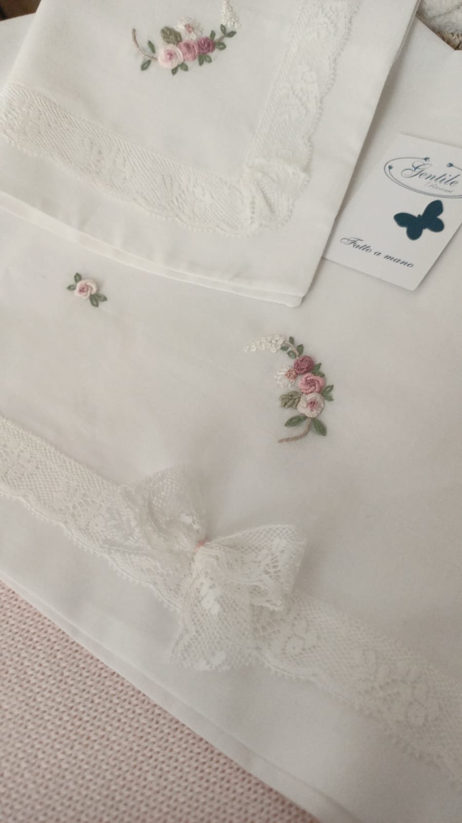 Lenzuolino per carrozzina 3 pezzi Primavera ricamato a mano Gentile Baby Couture Modello unico realizzato a mano