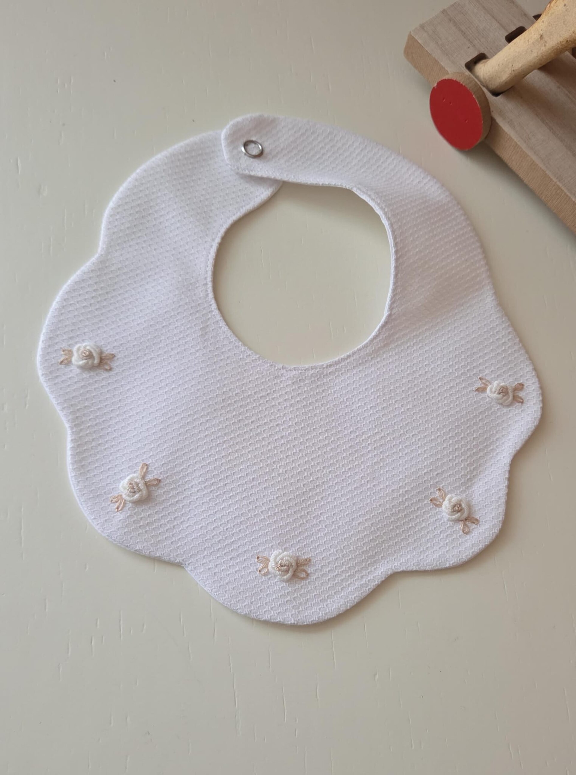 Bavetta in puro cotone bianca con fiorellini ricamati a mano Gentile Baby Couture Punto vapore