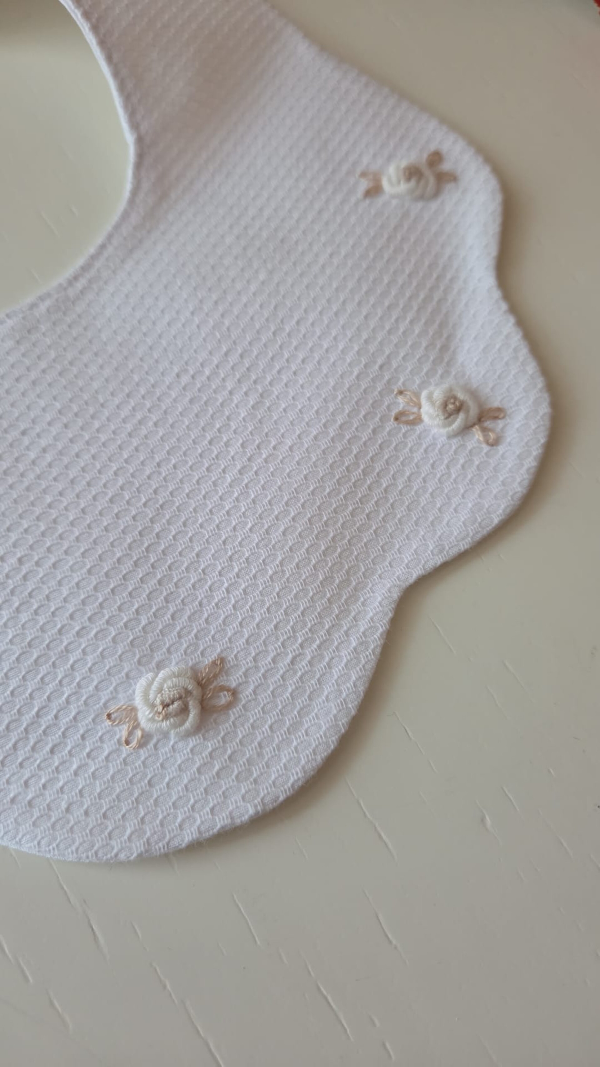 Bavetta in puro cotone bianca con fiorellini ricamati a mano Gentile Baby Couture Punto vapore