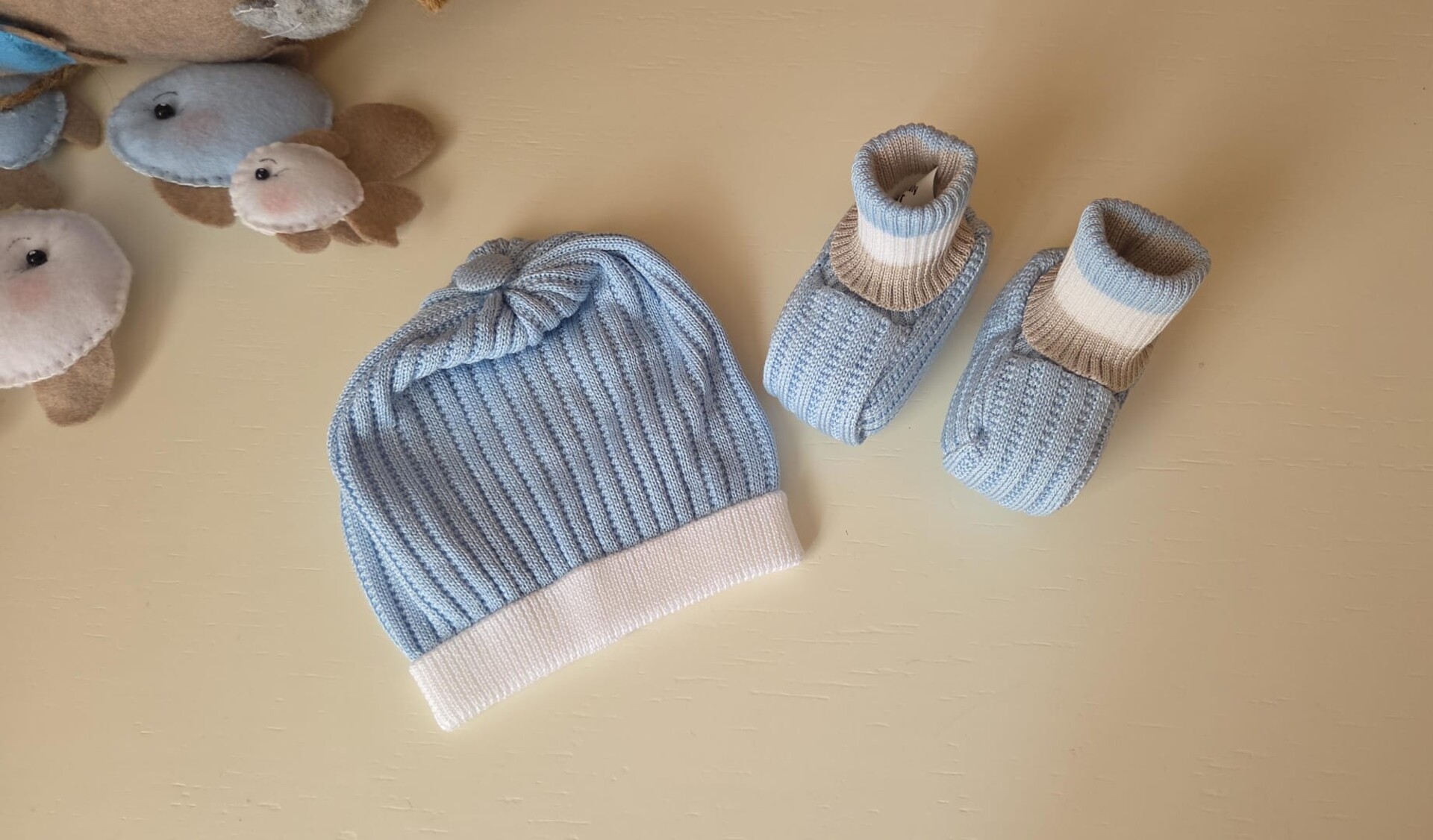 Set cappellino e babbucce in filo di cotone Cielo Polvere / Bianco / Noce taglia unica Marlù