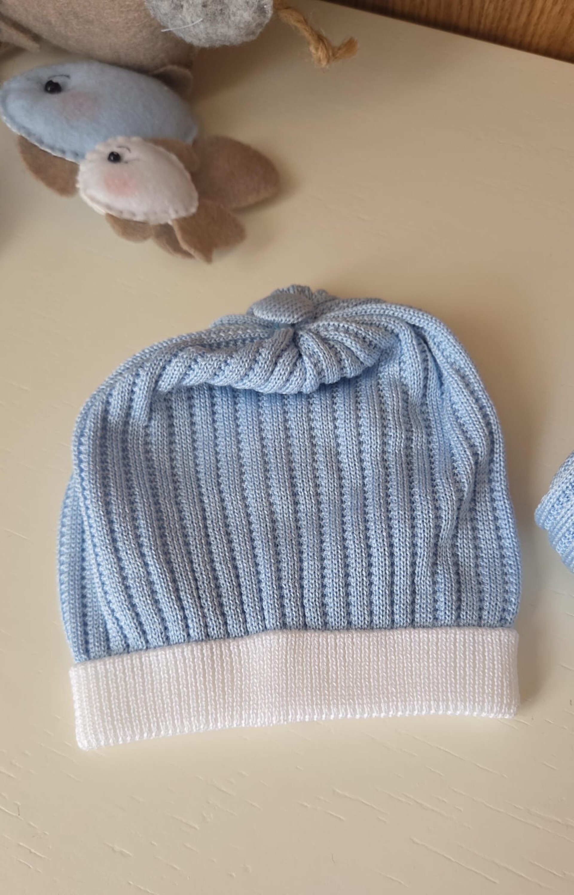 Set cappellino e babbucce in filo di cotone Cielo Polvere / Bianco / Noce taglia unica Marlù