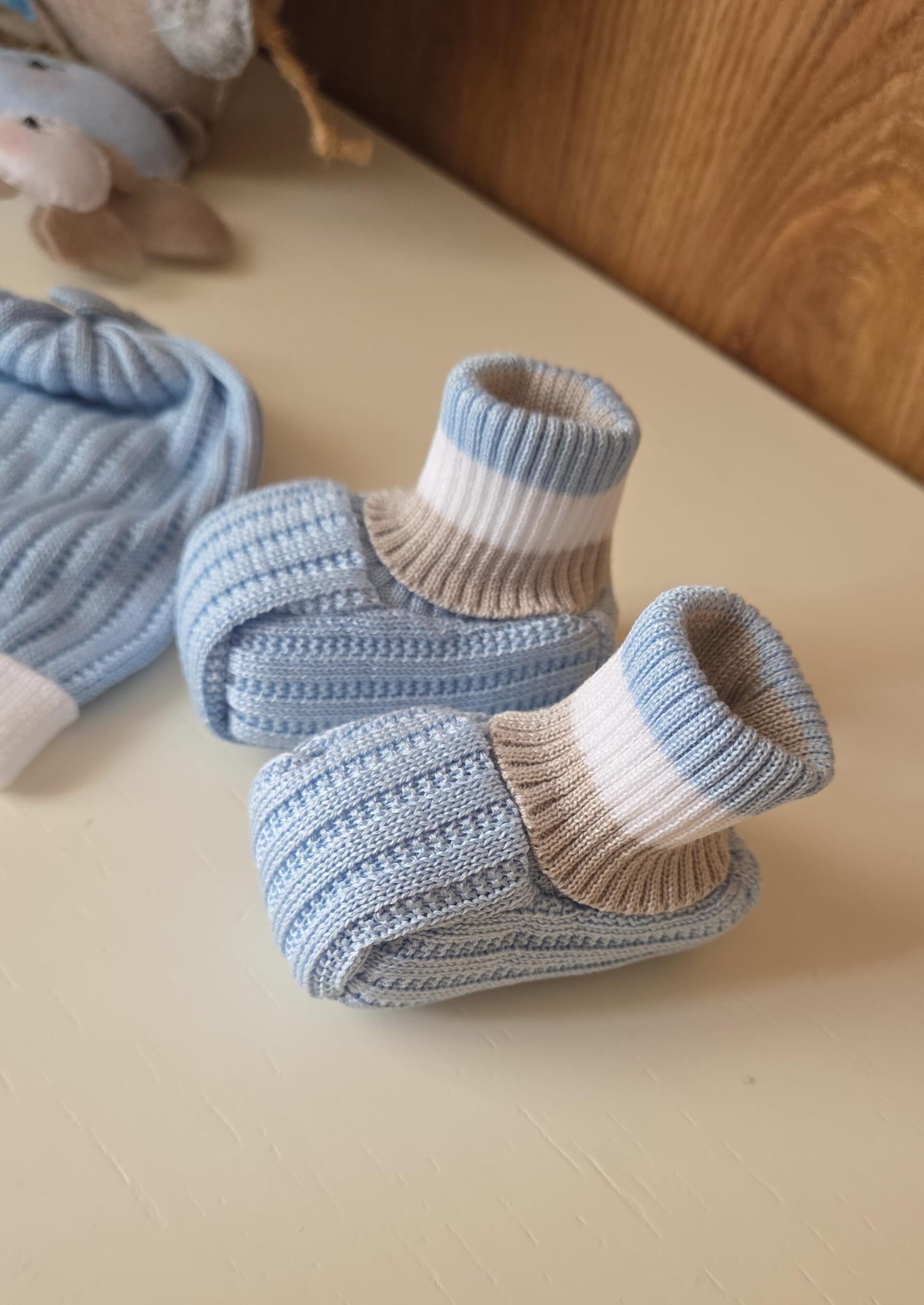 Set cappellino e babbucce in filo di cotone Cielo Polvere / Bianco / Noce taglia unica Marlù