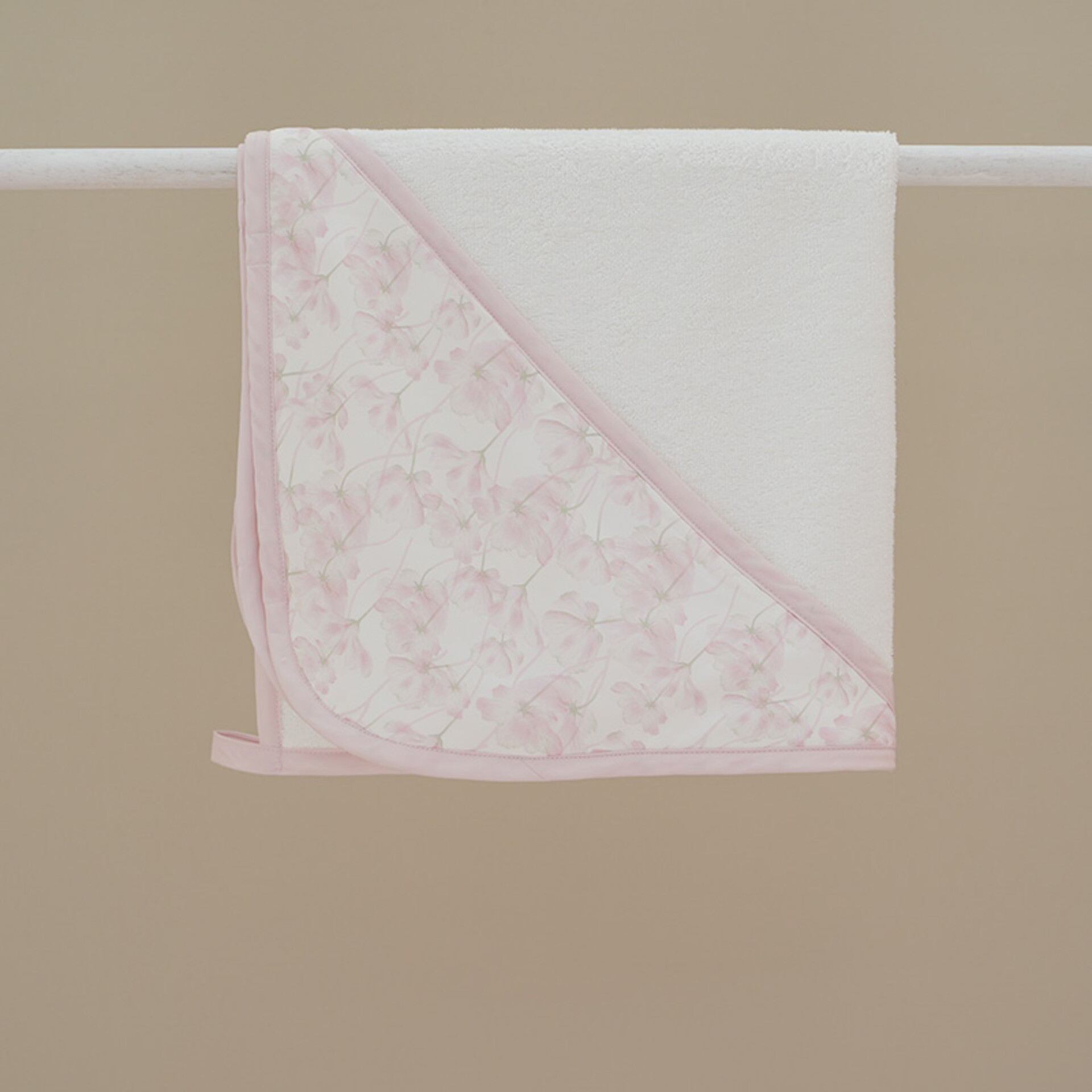 Accappatoio in spugna con cappuccio fantasia Rosa Ninnaoh
