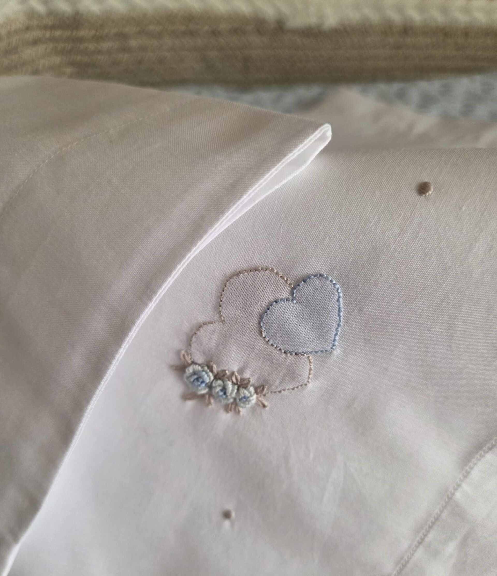Lenzuolino per carrozzina CUORI ricamato e cucito a mano Gentile Baby Couture Punto vapore, punto ombra e punto pieno