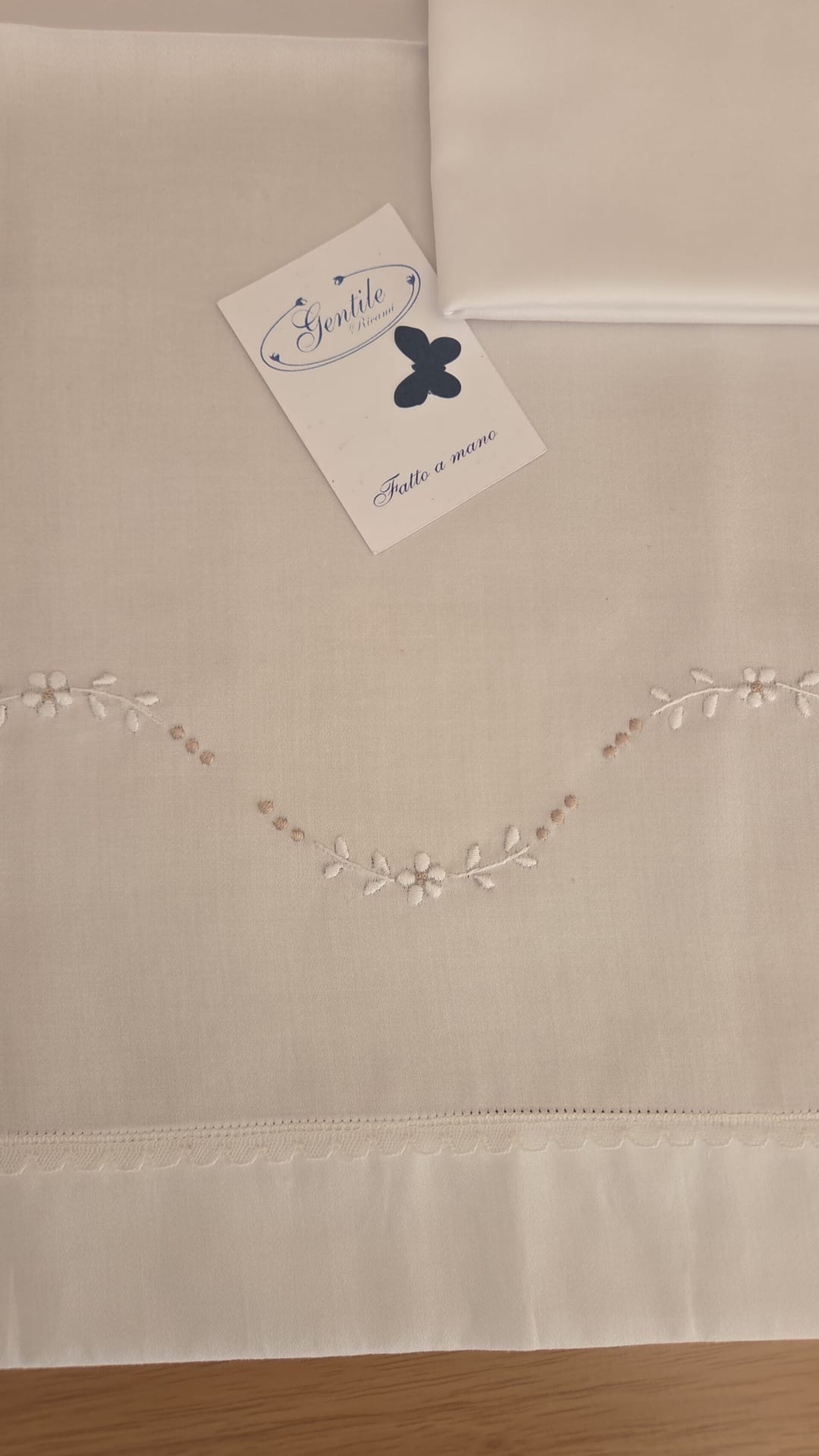 Set lenzuolino 3 pezzi in rasatello di cotone Bianco / Tortora Gentile Baby Couture Ricamato a mano