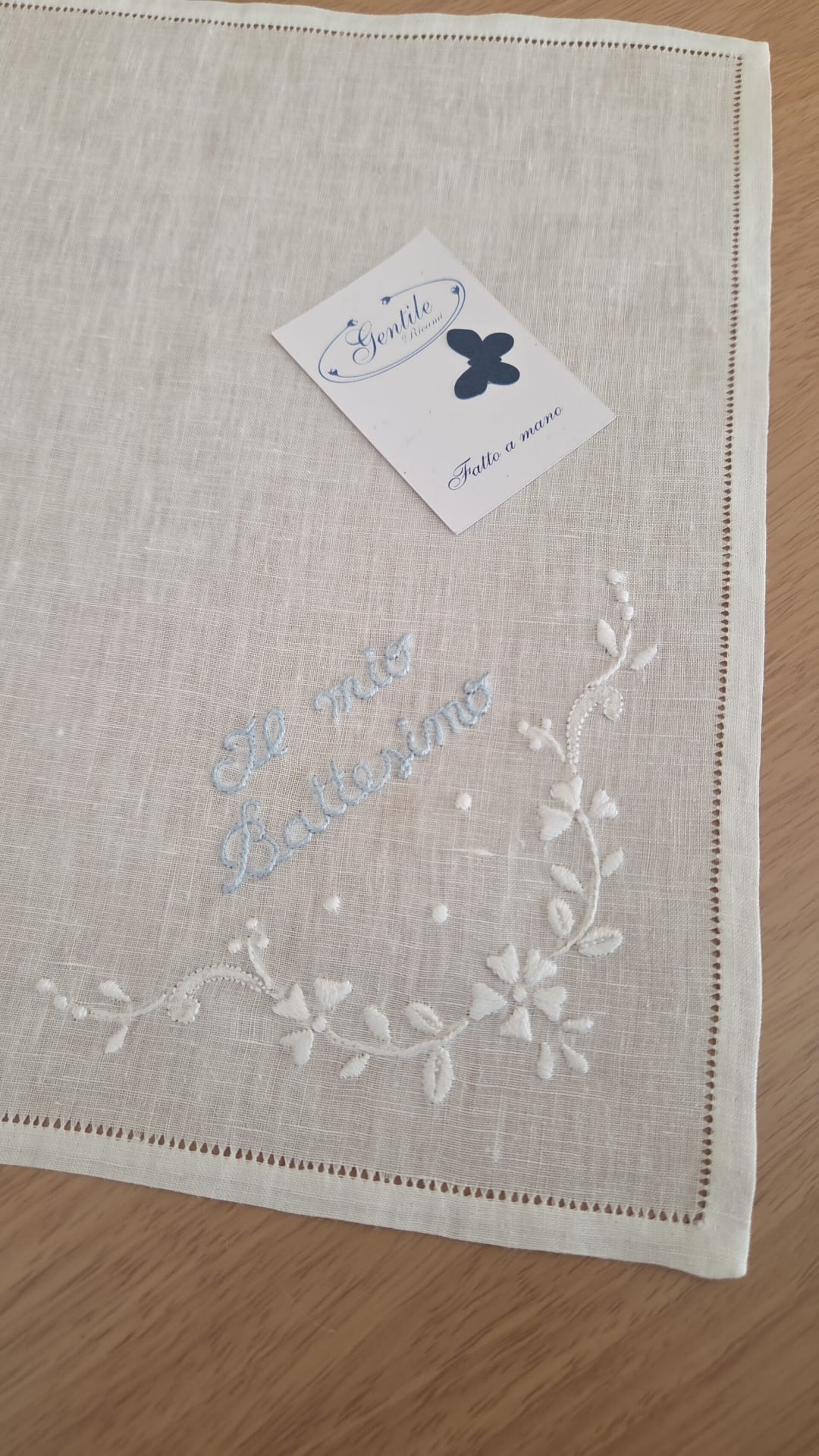 Set Camice Battesimo con fazzoletto in puro lino ricamato a mano Gentile Baby Couture