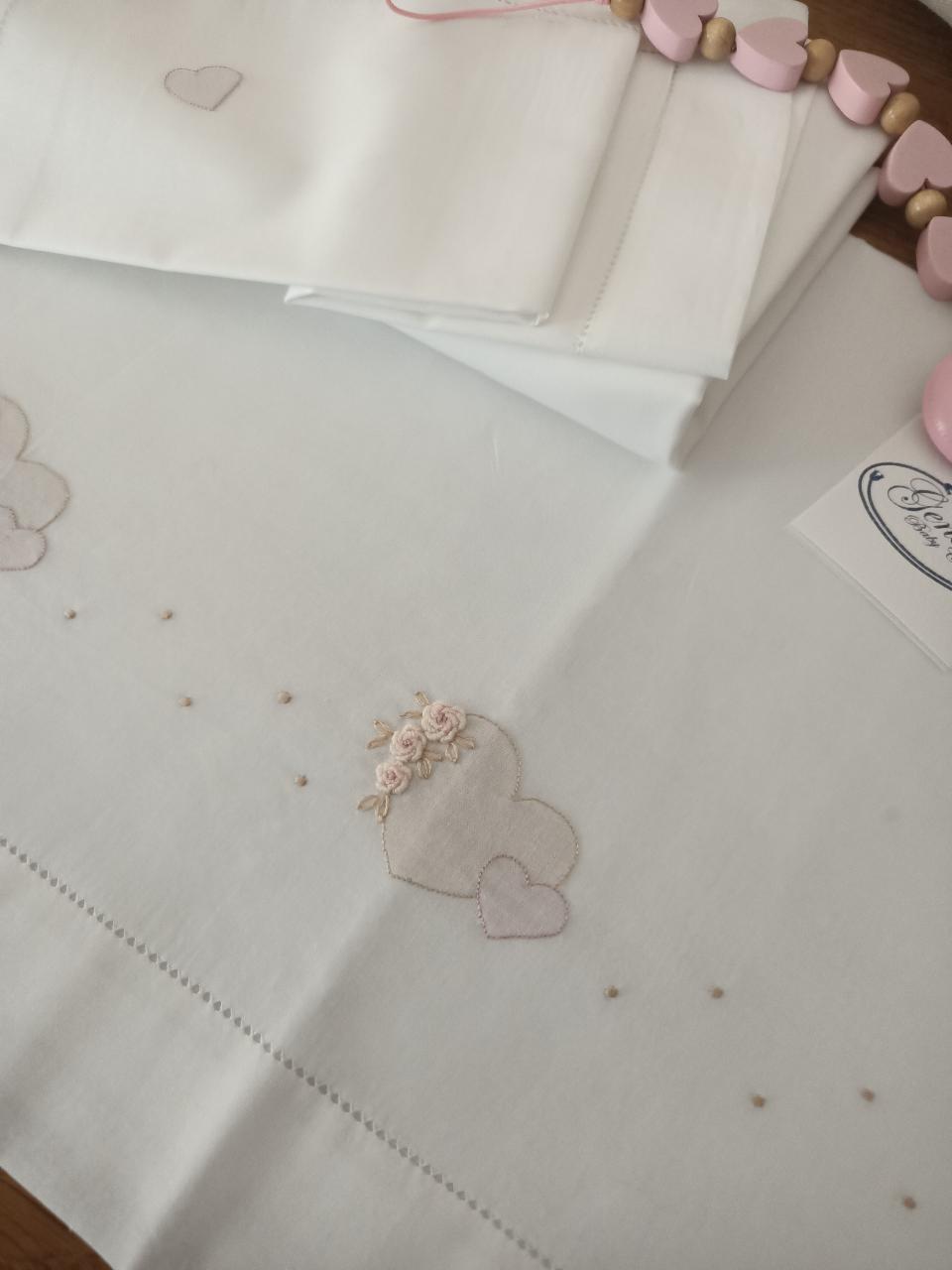Lenzuolino per carrozzina CUORI ricamato e cucito a mano Gentile Baby Couture Punto vapore, punto ombra e punto pieno