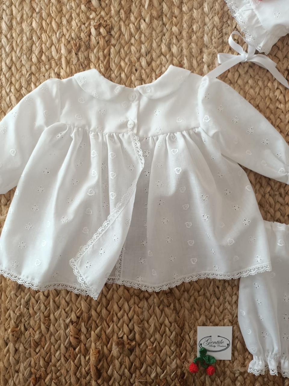 Completo nascita 2 pezzi manica lunga in pizzo Sangallo Gentile Baby Couture Modello unico realizzato a mano