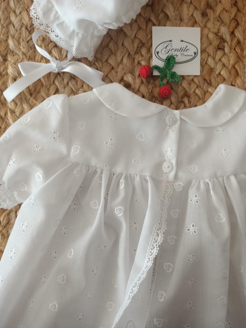 Completo nascita 2 pezzi manica corta in pizzo Sangallo Gentile Baby Couture Modello unico realizzato a mano