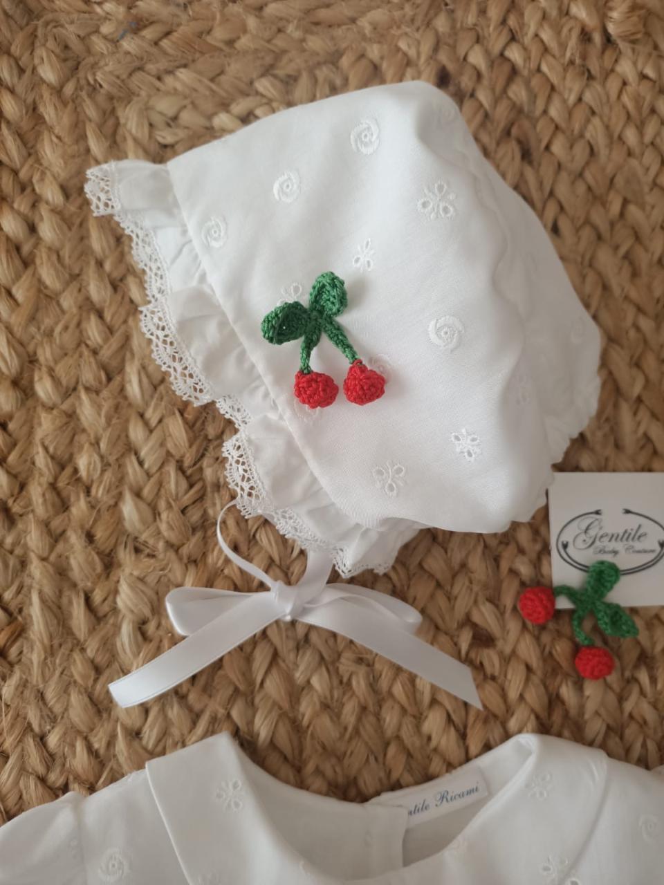 Cuffia neonata in pizzo Sangallo e laccetti in raso Gentile Baby Couture Modello unico realizzato a mano