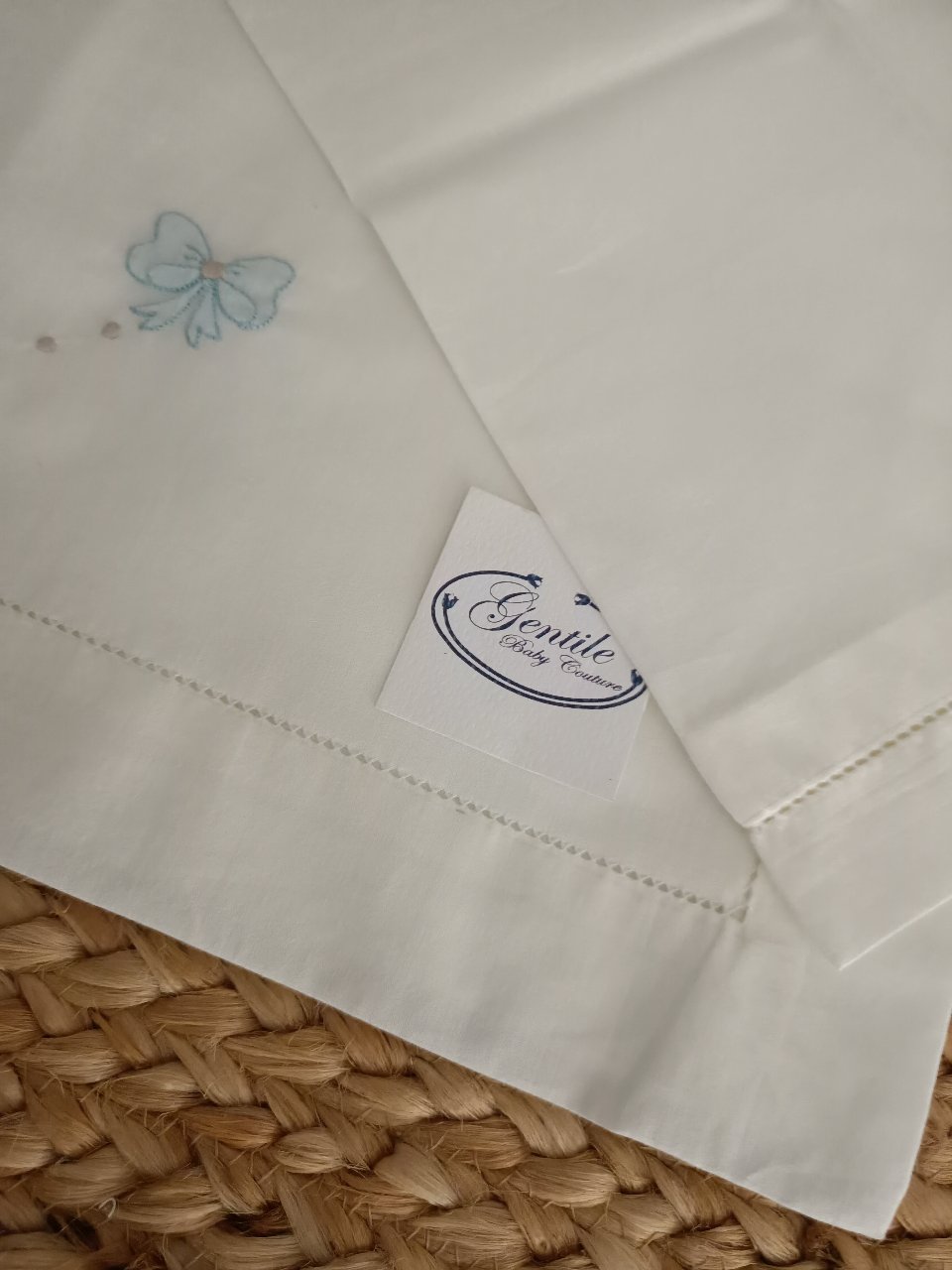 Lenzuolino per carrozzina bianco con Fiocchi cielo/tortora Gentile Baby Couture