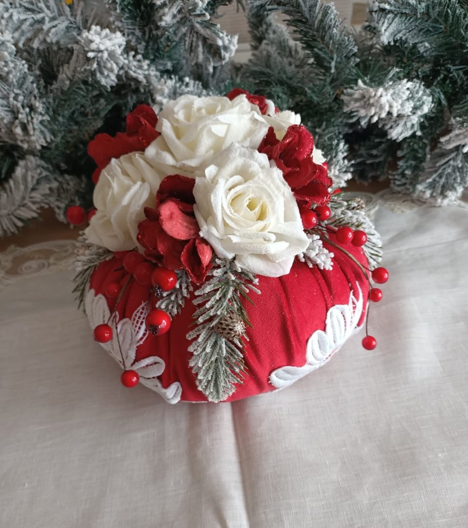 Pouf Natalizio in velluto Rosso e pizzo Macramè Bianco Gentile Ricami