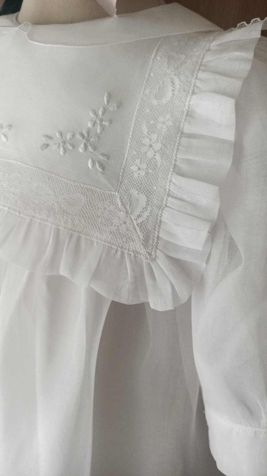 Abito da Battesimo in organza Bianca ricamato a mano taglia 6-9 mesi Gentile Baby Couture Ricamato a mano