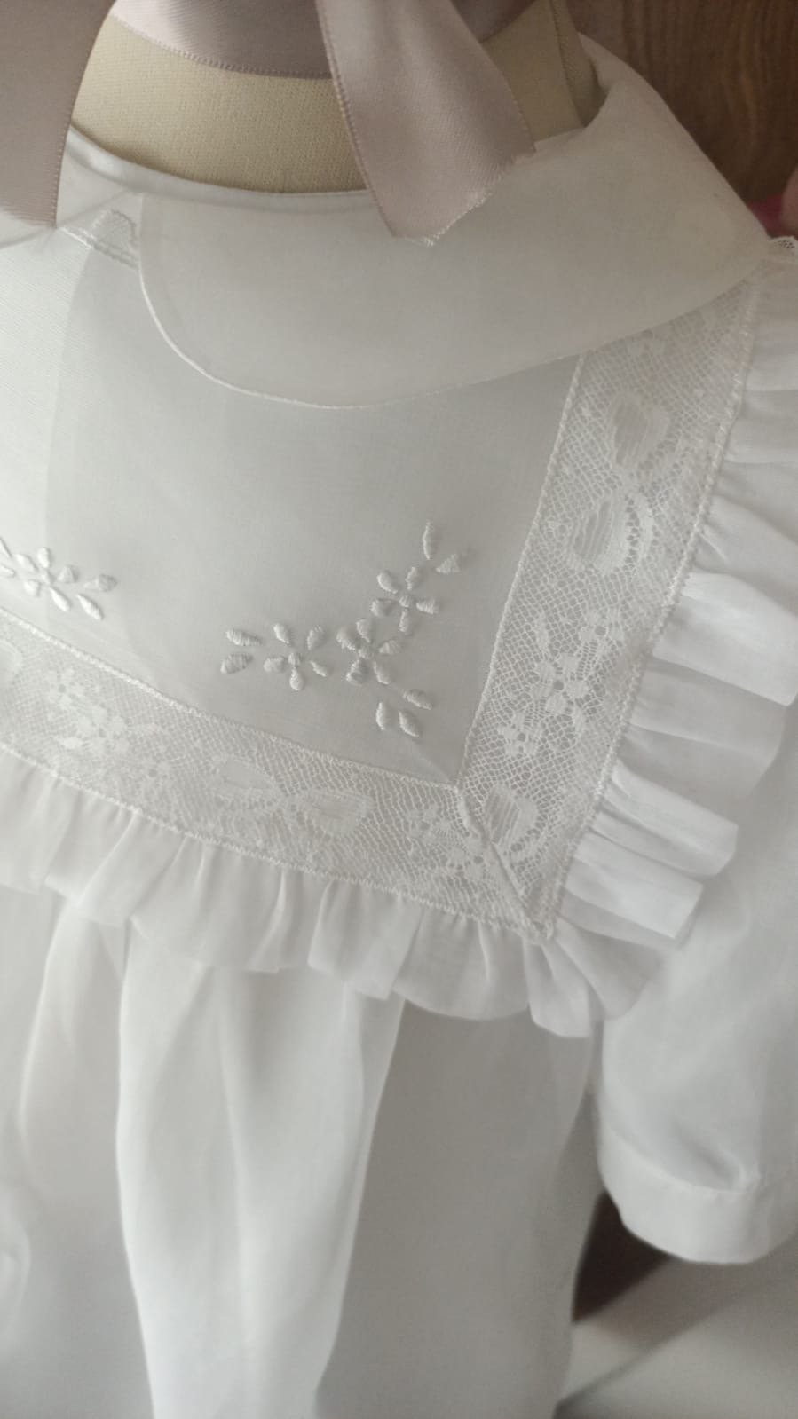 Abito da Battesimo in organza Bianca ricamato a mano taglia 6-9 mesi Gentile Baby Couture Ricamato a mano