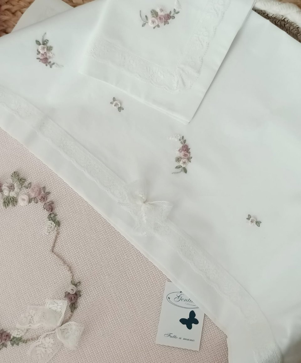 Lenzuolino per carrozzina 3 pezzi Primavera ricamato a mano Gentile Baby Couture Modello unico realizzato a mano