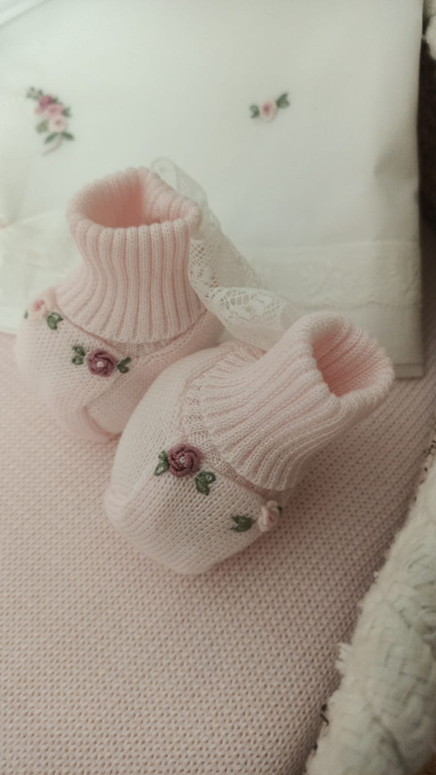 Babbucce in filo di puro cotone con ricamo a mano e fiocchetto in pizzo Gentile Baby Couture