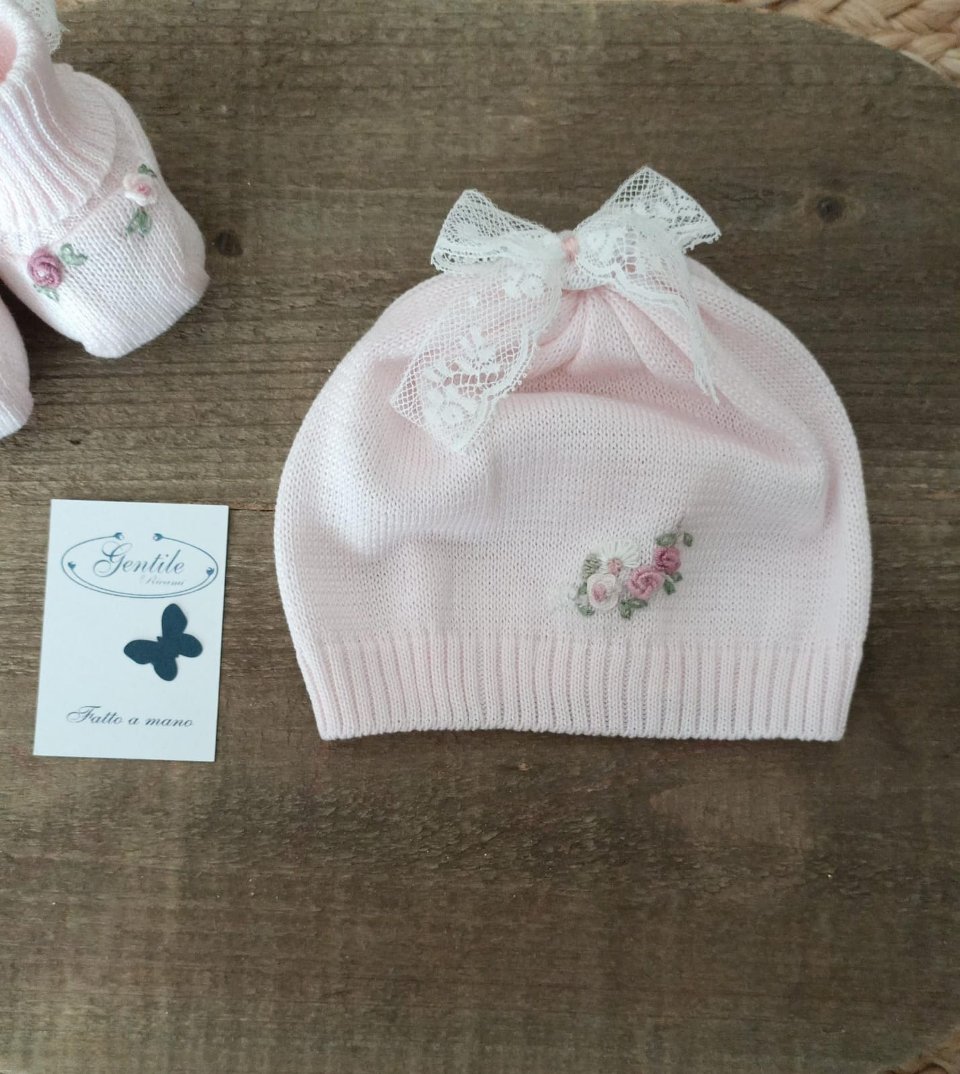Cappellino in filo di puro cotone con ricamo a mano e fiocchetto in pizzo Gentile Baby Couture