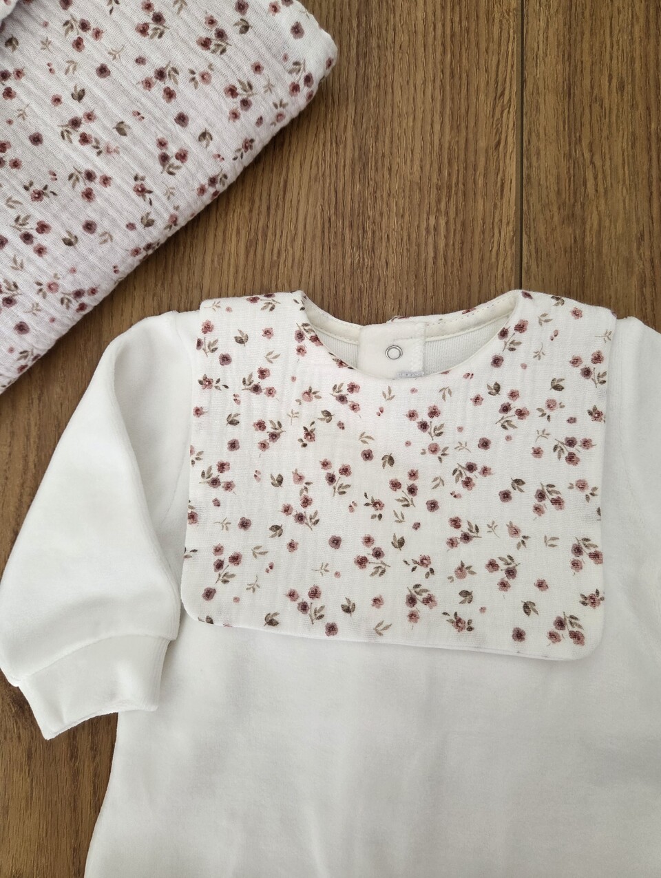 Completo 2 pezzi in ciniglia bianco con inserti floreali Barcellino