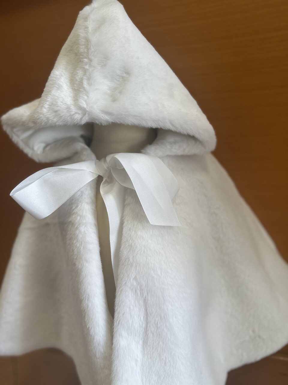 Mantella elegante con cappuccio Bianco Barcellino