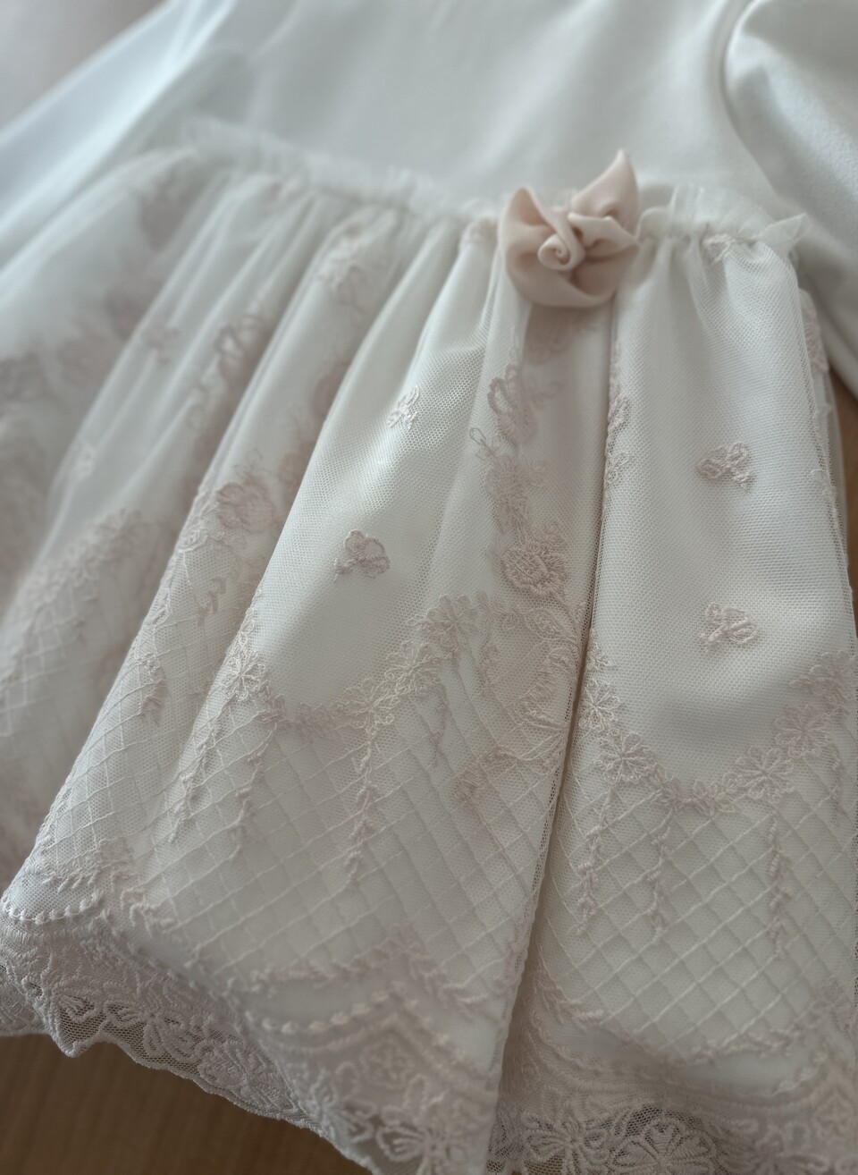 Abito elegante con tulle ricamato Panna / Rosa Barcellino