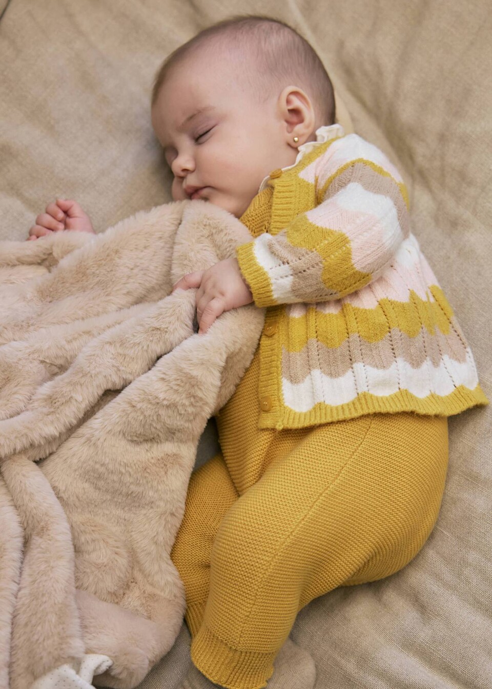 Copertina per carrozzina in pellicciotto con pompon Beige Mayoral