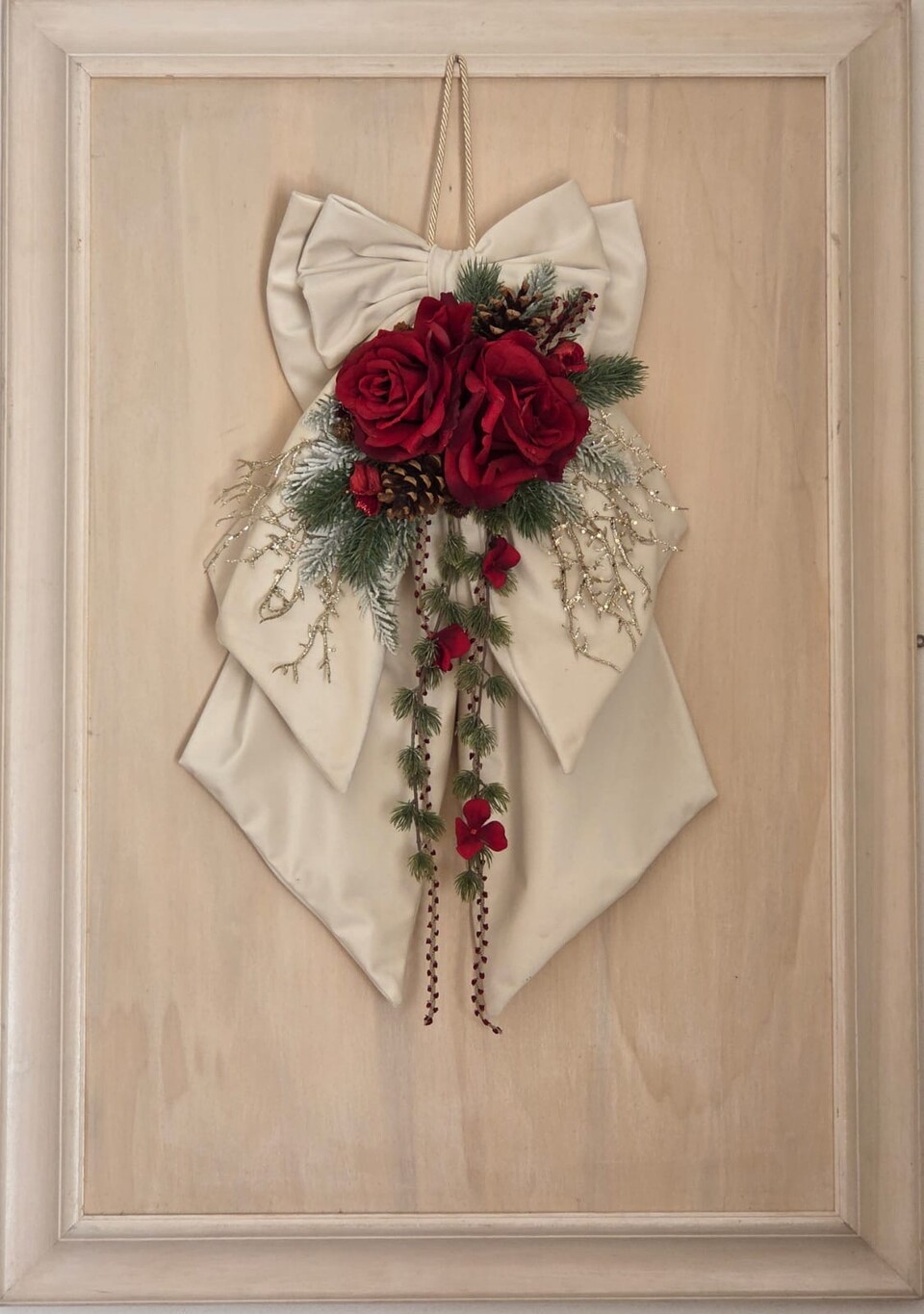 Fiocco natalizio in velluto Panna con fiori Rossi Gentile Ricami