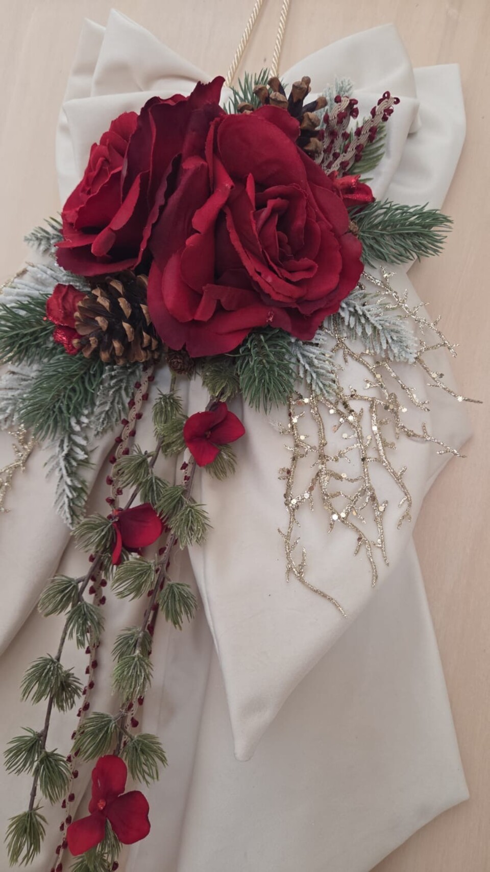 Fiocco natalizio in velluto Panna con fiori Rossi Gentile Ricami