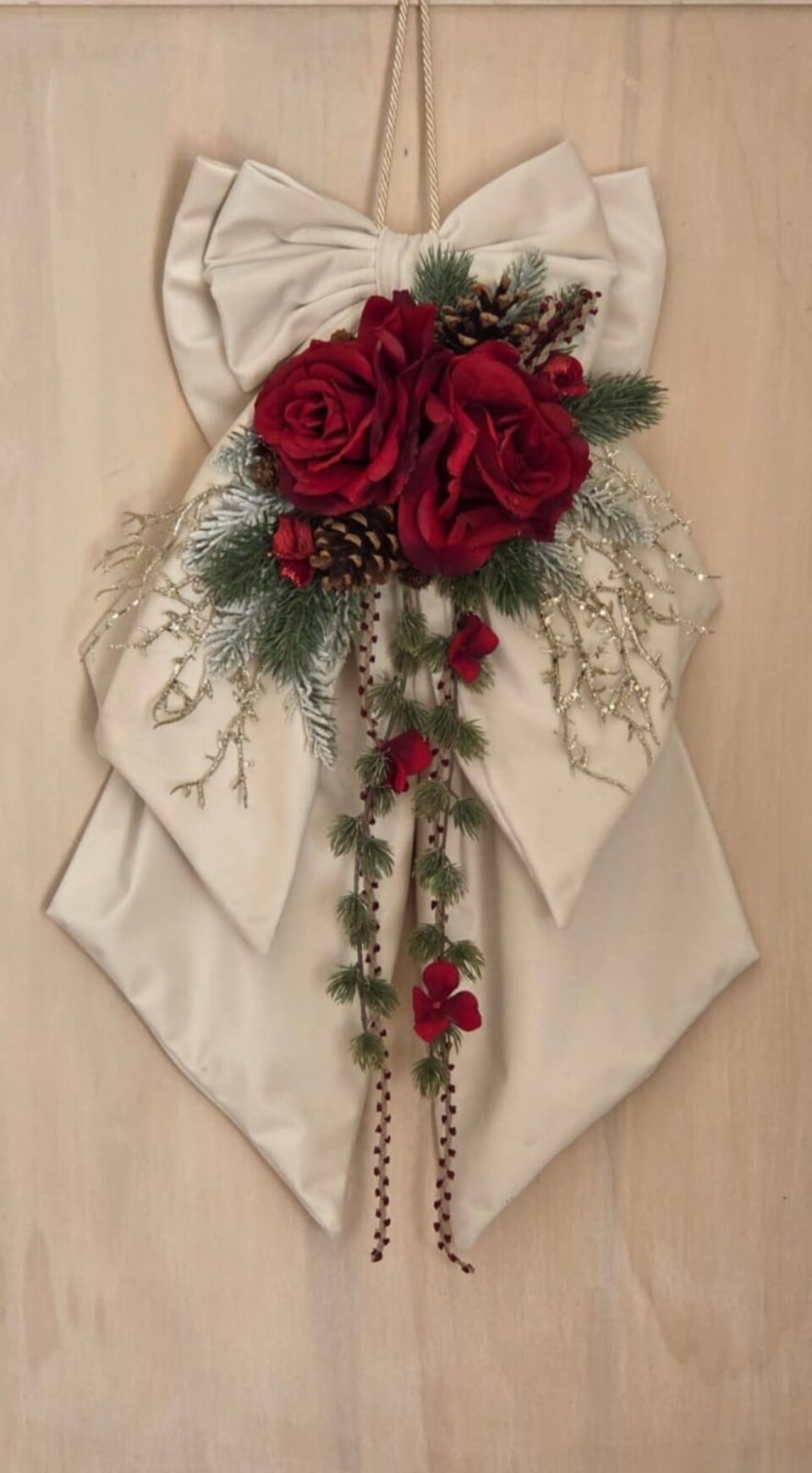 Fiocco natalizio in velluto Panna con fiori Rossi Gentile Ricami