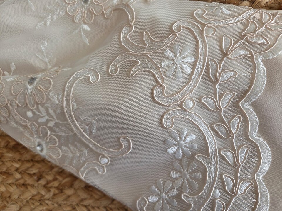 Doppio fiocco a falde rette in taffetà crema e pizzo in tulle a rilievo Gentile Ricami Grande