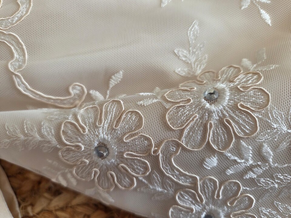 Doppio fiocco a falde rette in taffetà crema e pizzo in tulle a rilievo Gentile Ricami Grande