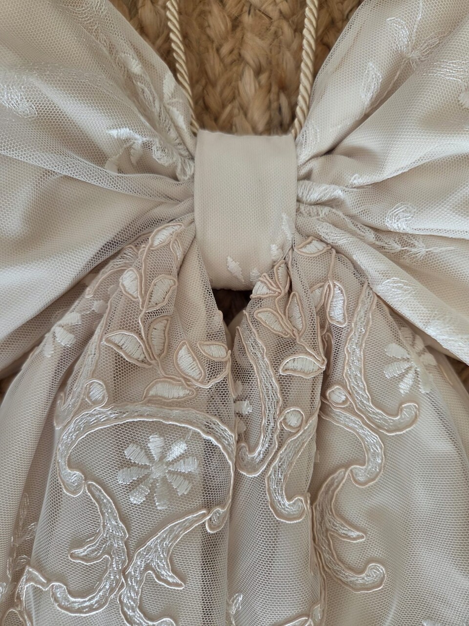 Doppio fiocco a falde rette in taffetà crema e pizzo in tulle a rilievo Gentile Ricami Grande